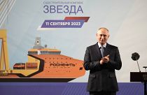 Putyin orosz elnök a Zvezda Hajógyártó Kombinátban tett látogatásán az orosz Tengermelléki határterületen fekvő Bolsoj Kamenyben szeptember 11-én