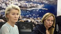 La présidente de la Commission européenne, Ursula von der Leyen, et le premier ministre italien, Giorgia Meloni, s'adressent aux médias lors d'une conférence de presse commune à Lampedusa.