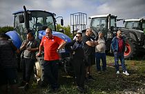 Gli agricoltori riuniti per protestare contro la revoca del divieto di importazione