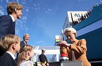 A.P. Moller Holding CEO'su Robert Maersk Uggla (solda) ve AP Başkanı Ursula von der Leyen Laura Maersk gemisinin açılışını yaparken.