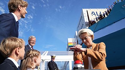 A.P. Moller Holding CEO'su Robert Maersk Uggla (solda) ve AP Başkanı Ursula von der Leyen Laura Maersk gemisinin açılışını yaparken.
