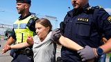 La activista climática Greta Thunberg es detenida por la policía durante una acción por bloquear la entrada a unas instalaciones petrolíferas en Malmo, Suecia.