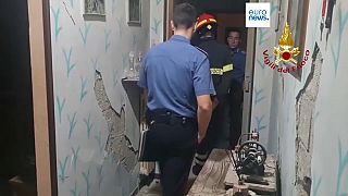 Inspection menée par des pompiers italiens dans une maison endommagée du village de Rocca San Casciano, dans le centre de l'Italie. 18 septembre 2023.