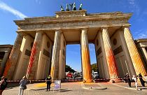 Members of the climate protection group Last Generation sprayed the Brandenburg Gate with orange paint.