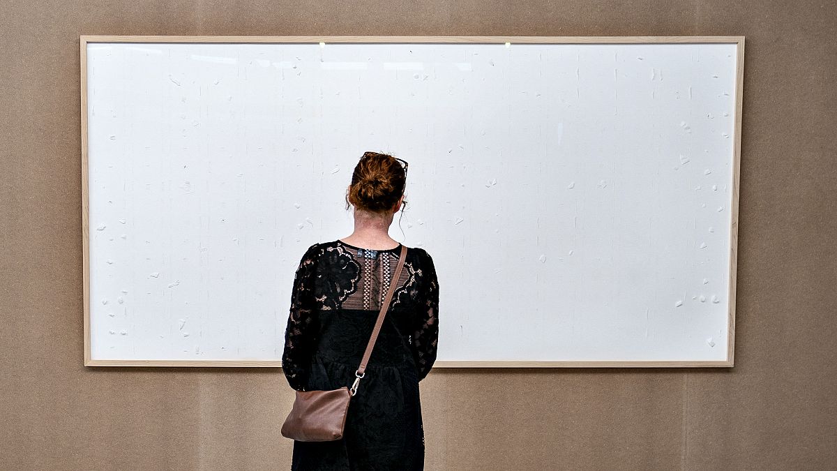 امرأة تقف أمام إطار فارغ معلق في متحف كونستن في ألبورج، الدنمارك، في 28 سبتمبر 2021. حكمت محكمة في كوبنهاجن في 18 سبتمبر 2023