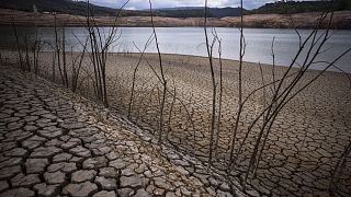 De la terre fissurée est visible au réservoir de Sau au nord de Barcelone, en Espagne, le 18 avril 2023\.