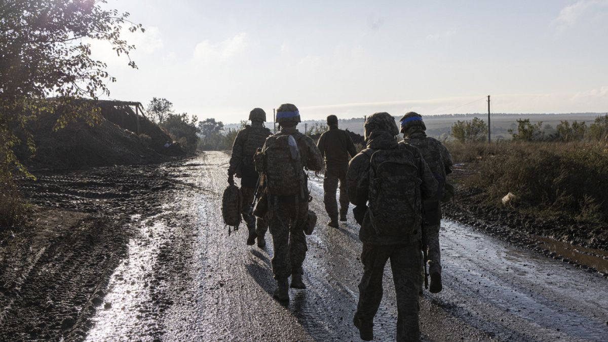 Un groupe de militaires ukrainiens marche le long d'une route proche de la ligne de front près de Bakhmout, dans la région de Donetsk, en Ukraine, 16 septembre 2023. 