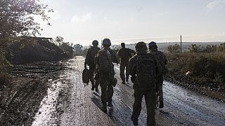 Un groupe de militaires ukrainiens marche le long d'une route proche de la ligne de front près de Bakhmout, dans la région de Donetsk, en Ukraine, 16 septembre 2023.