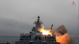 Egy hadihajó cirkálórakétát indít