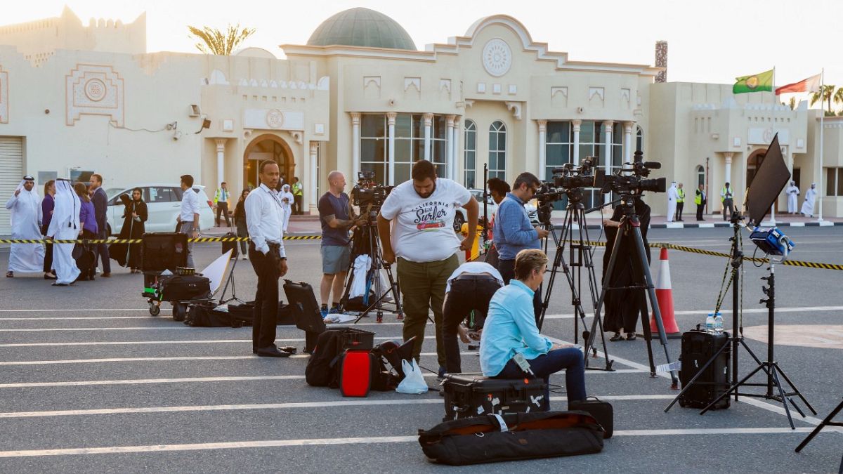 صحافيون ينتظرون وصول الطائرة القطرية التي تقل خمسة مواطنين أمريكيين محتجزين في إيران في مطار الدوحة الدولي في الدوحة، قطر.