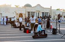 صحافيون ينتظرون وصول الطائرة القطرية التي تقل خمسة مواطنين أمريكيين محتجزين في إيران في مطار الدوحة الدولي في الدوحة، قطر.