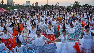 "راقصات الزجاجات"، وهي رقصة شعبية تقليدية في باراغواي يرقص فيها الراقصون مع قوارير زجاجية متوازنة على رؤوسهم في أسونسيون في 17 سبتمبر 2023.
