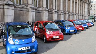 مجموعة من السيارات الكهربائية في معرض في باريس، فرنسا.