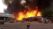نيران مشتعلة في الفاشر، عاصمة ولاية شمال دارفور السودانية.