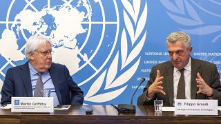 El comisario del Alto Comisariado de las Naciones Unidas para las Migraciones, Filippo Grandi (D) junto al Secretario General de la ONU para Yemen, Martin Griffiths