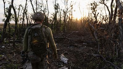 Militar ucraniano no sábado, pelos arredores de Andriivka, leste da Ucrânia
