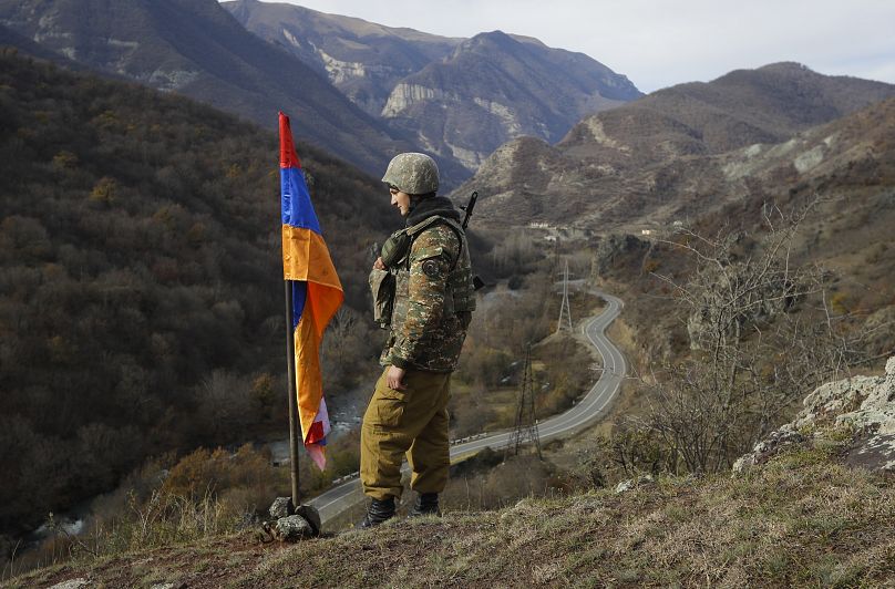عسكري أرميني على أعلى التل بالقرب من تشاريكتار في إقليم ناغورني قره باغ