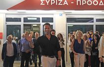 Ο υποψήφιος για την προεδρία του κόμματος του ΣΥΡΙΖΑ-ΠΣ, Στέφανος Κασσελάκης κάνει δηλώσεις έξω από τα γραφεία του κόμματος μετά την ανακοίνωση των αποτελεσμάτων