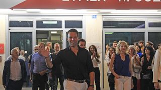 Ο υποψήφιος για την προεδρία του κόμματος του ΣΥΡΙΖΑ-ΠΣ, Στέφανος Κασσελάκης κάνει δηλώσεις έξω από τα γραφεία του κόμματος μετά την ανακοίνωση των αποτελεσμάτων