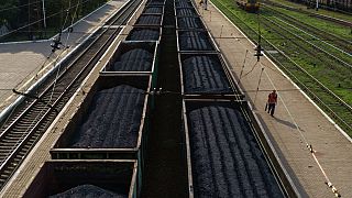 Donetsk ve Luhansk bölgelerinden çıkarılan kömür demiryolu ile Karadeniz limanlarına aktarılıyor
