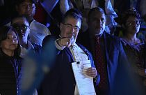 El presidente electo de Guatemala, Bernardo Arévalo, saluda a la multitud a su llegada a una marcha de indígenas para exigir la dimisión de la fiscal general de Guatemala.