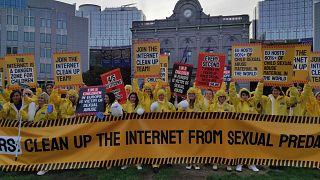 Демонстрация в Брюсселе за отлов сексуальных хищников в интернете, угрожающих детям.