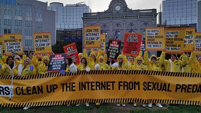 Демонстрация в Брюсселе за отлов сексуальных хищников в интернете, угрожающих детям.