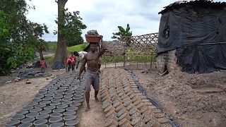 Sierra Leone : au cœur des ateliers de poterie de Waterloo