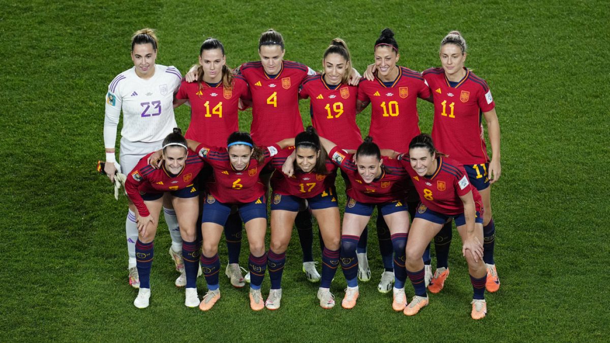 لاعبات إسبانيا قبل بدء مباراة نصف نهائي كأس العالم للسيدات لكرة القدم بين السويد وإسبانيا في إيدن بارك في أوكلاند، نيوزيلندا، الثلاثاء 15 أغسطس 2023.