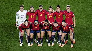 لاعبات إسبانيا قبل بدء مباراة نصف نهائي كأس العالم للسيدات لكرة القدم بين السويد وإسبانيا في إيدن بارك في أوكلاند، نيوزيلندا، الثلاثاء 15 أغسطس 2023.