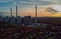 Солнце заходит за угольную электростанцию "Шольвен" энергетической компании Uniper в Гельзенкирхене, Германия