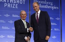 الأمير ويليام يصافح عمدة مدينة نيويورك السابق مايكل بلومبرج خلال قمة الابتكار الثانية لجائزة إيرث شوت في مدينة نيويورك، في 19 سبتمبر 2023.