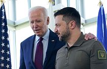 DOSSIER - Le président Joe Biden avec le président ukrainien Volodymyr Zelenskyy le 21 mai 2023\. 