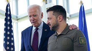 DOSSIER - Le président Joe Biden avec le président ukrainien Volodymyr Zelenskyy le 21 mai 2023\. 
