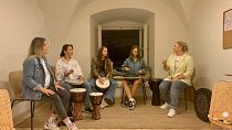 Fiatal ukrán lányok együtt zenélnek a Budapest Helps! épületében 2023. szeptmber 19-én