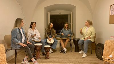 Fiatal ukrán lányok együtt zenélnek a Budapest Helps! épületében 2023. szeptmber 19-én