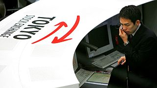 موظف يستخدم هاتفه المحمول في بورصة طوكيو للأوراق المالية في طوكيو، اليابان، الثلاثاء 1 نوفمبر/تشرين الثاني 2005.