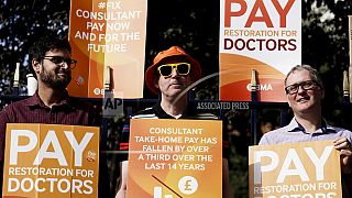أطباء يقفون على خط الاعتصام خارج مستشفى جامعة كينغز كوليدج، لندن، وسط نزاعهم مع الحكومة بشأن الأجور، الجمعة 25 أغسطس 2023.