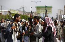 الحوثيون يرفعون أسلحتهم أثناء حضورهم مسيرة ضد الغارات الجوية التي تقودها السعودية في صنعاء، اليمن، الأحد 5 يوليو 2015.
