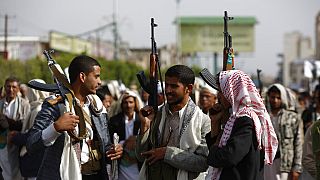 الحوثيون يرفعون أسلحتهم أثناء حضورهم مسيرة ضد الغارات الجوية التي تقودها السعودية في صنعاء، اليمن، الأحد 5 يوليو 2015. 