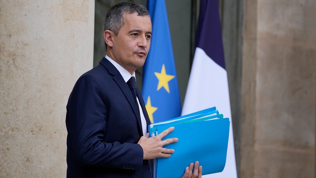 Le ministre français de l'Intérieur Gérald Darmanin sort de l'Elysée, à Paris, le 22 décembre 2022.