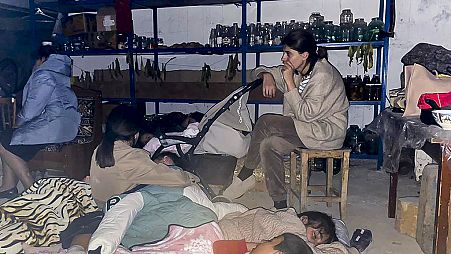 Alvó gyerekek egy óvóhelyen a Hegyi-Karabahban lévő Sztepanakertben 2023. szeptember 20-án,