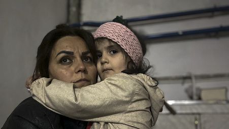 طفلة وأمها في ملجأ أثناء القصف في ستيباناكيرت، ناغورنو كاراباخ