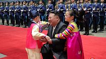 Kim Jong-Un recebido em Pyongyang no regresso da visita à Rússia