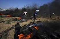 Na Faixa de Gaza, jovens palestinianos queimam pneus durante confrontos com forças de segurança israelitas ao longo da fronteira com Israel, esta terça-feira.