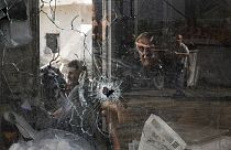 Golyó ütötte lyuk a ciszjordániai Dzsenin menekültáborának egyik ablakán