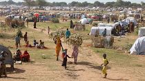 Sudan'da iç savaş nedeniyle aileler, evlerini terk ederek 'daha güvenli' bölgelere gitmeye çalışıyor