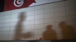 غرقت عدة مناطق في تونس في الظلام قبل أن يعود التيار تدريجيا