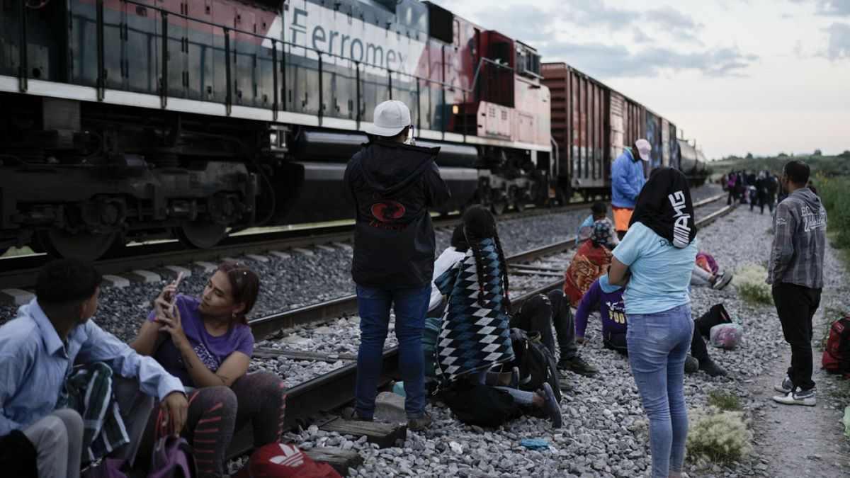 Yıllardır göçmenler, Meksika üzerinden Amerika Birleşik Devletleri'ne giden tehlikeli yolculuk sırasında yük trenlerine gizlice biniyor