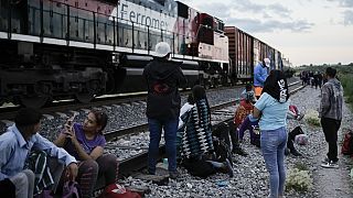 Yıllardır göçmenler, Meksika üzerinden Amerika Birleşik Devletleri'ne giden tehlikeli yolculuk sırasında yük trenlerine gizlice biniyor